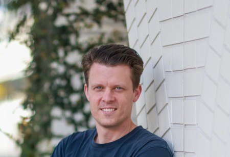 Acquiring Challenging Top Talents Unbound by Geographical Constraints